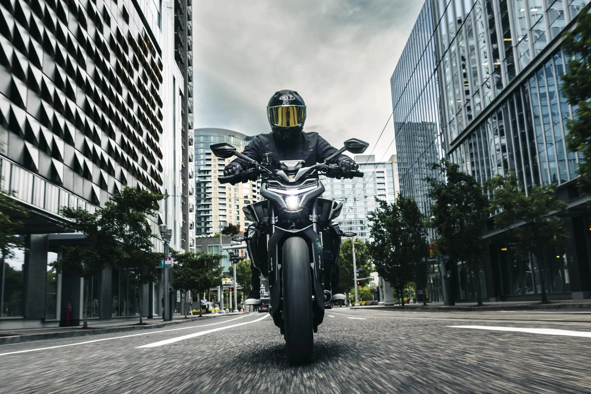 The new 675NK comes powered by the newest engine from CFMoto, a 675cc triple-cylinder engine that produces 95 horsepower and 51.6 lb-ft (70 Nm) of torque