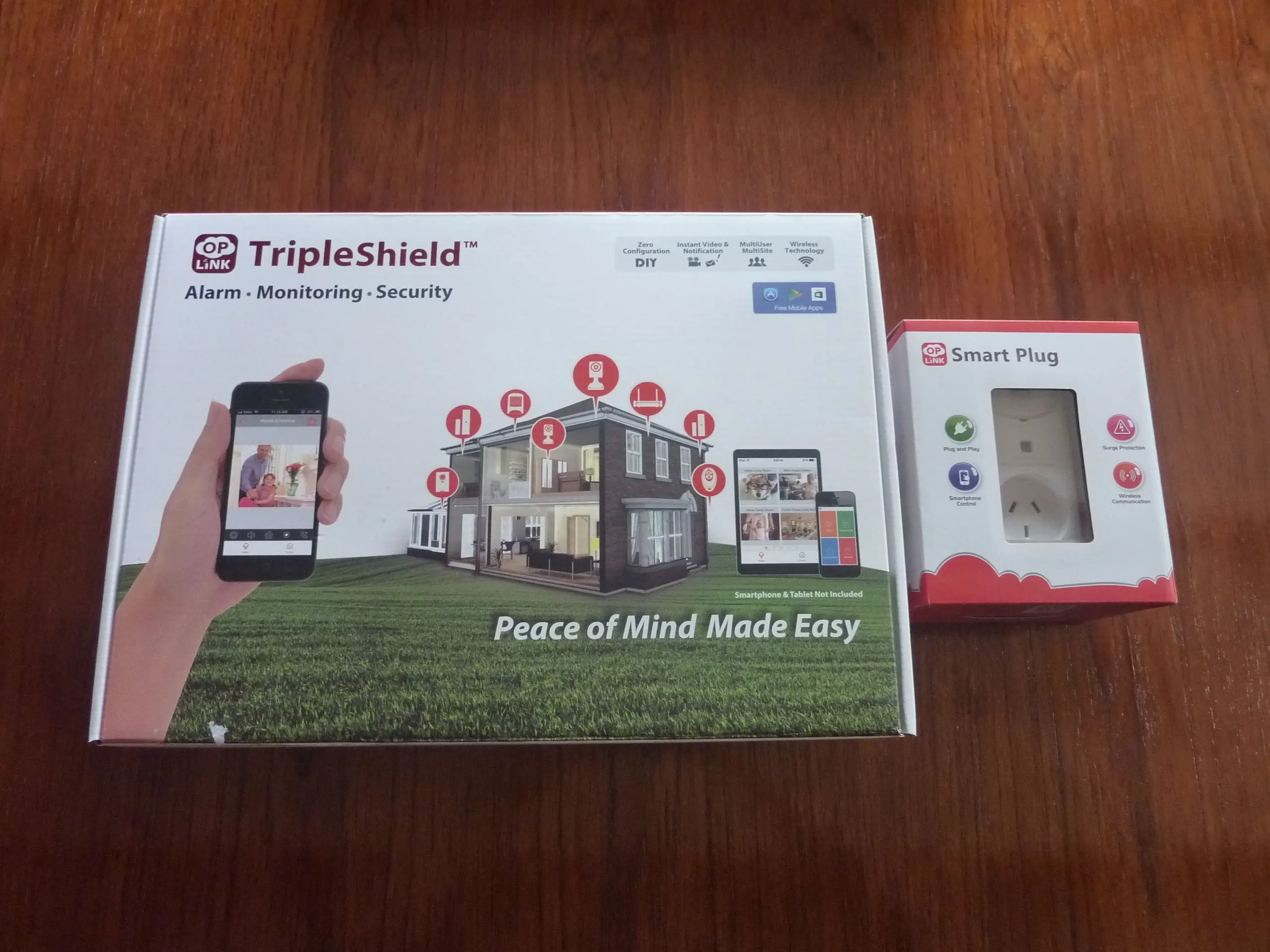 The Oplink TripleShield security system and Smart Plug (Photo: Gizmag.com/Darren Quick)