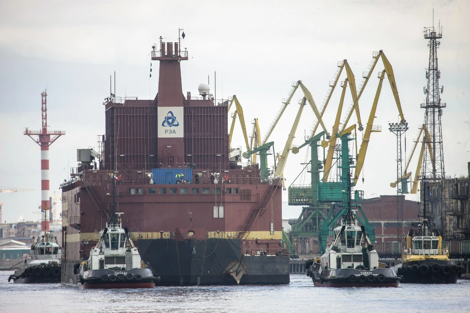 The “Akademik Lomonosov” leaves St. Petersburg under tow