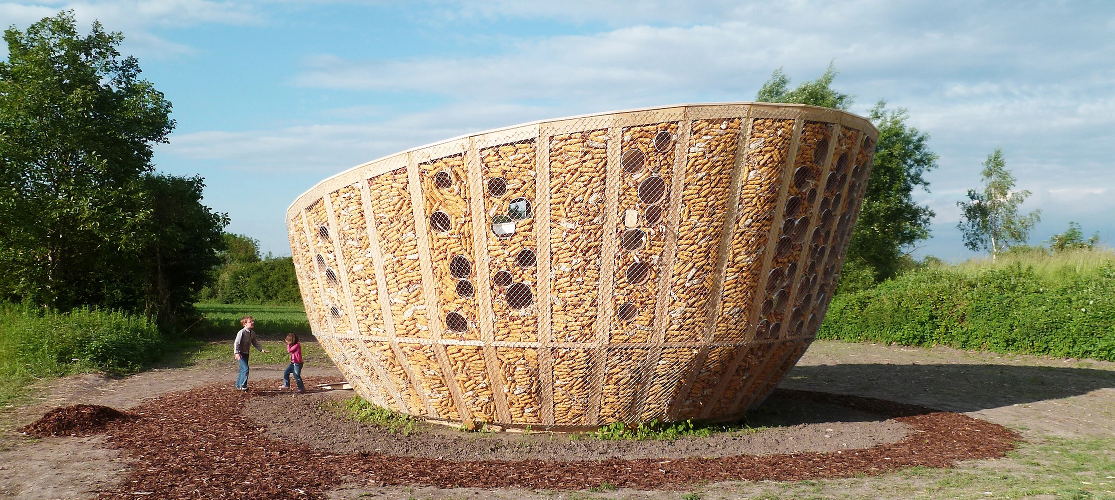 “Tourner autour du Ried” is designed in a circular shape, allowing sunlight to filter through the structure during the entire day