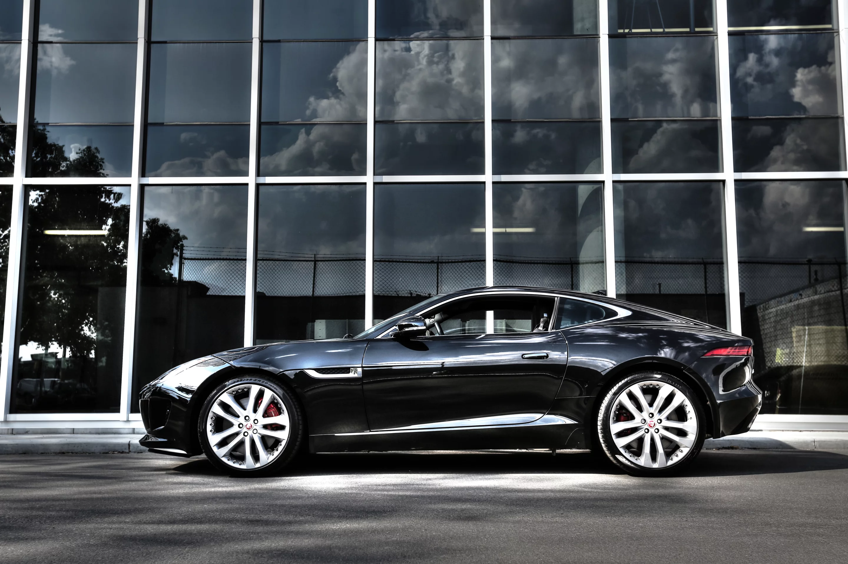 The Jaguar's long fast roofline, running from the base of the windshield to the tail is only made more powerful by the cat’s big raucous, rising fender treatments and tapered, narrowing cabin (Photo: Angus MacKenzie/Gizmag.com)