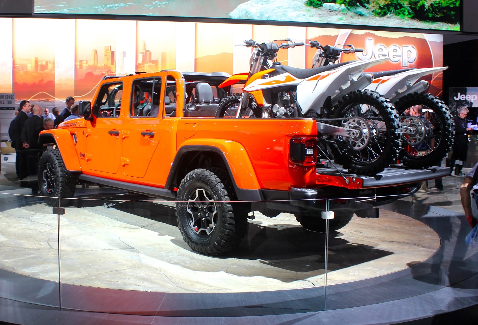 The bed of the Jeep Galdiator has a three-position, locking tailgate with damped opening to soften its drop