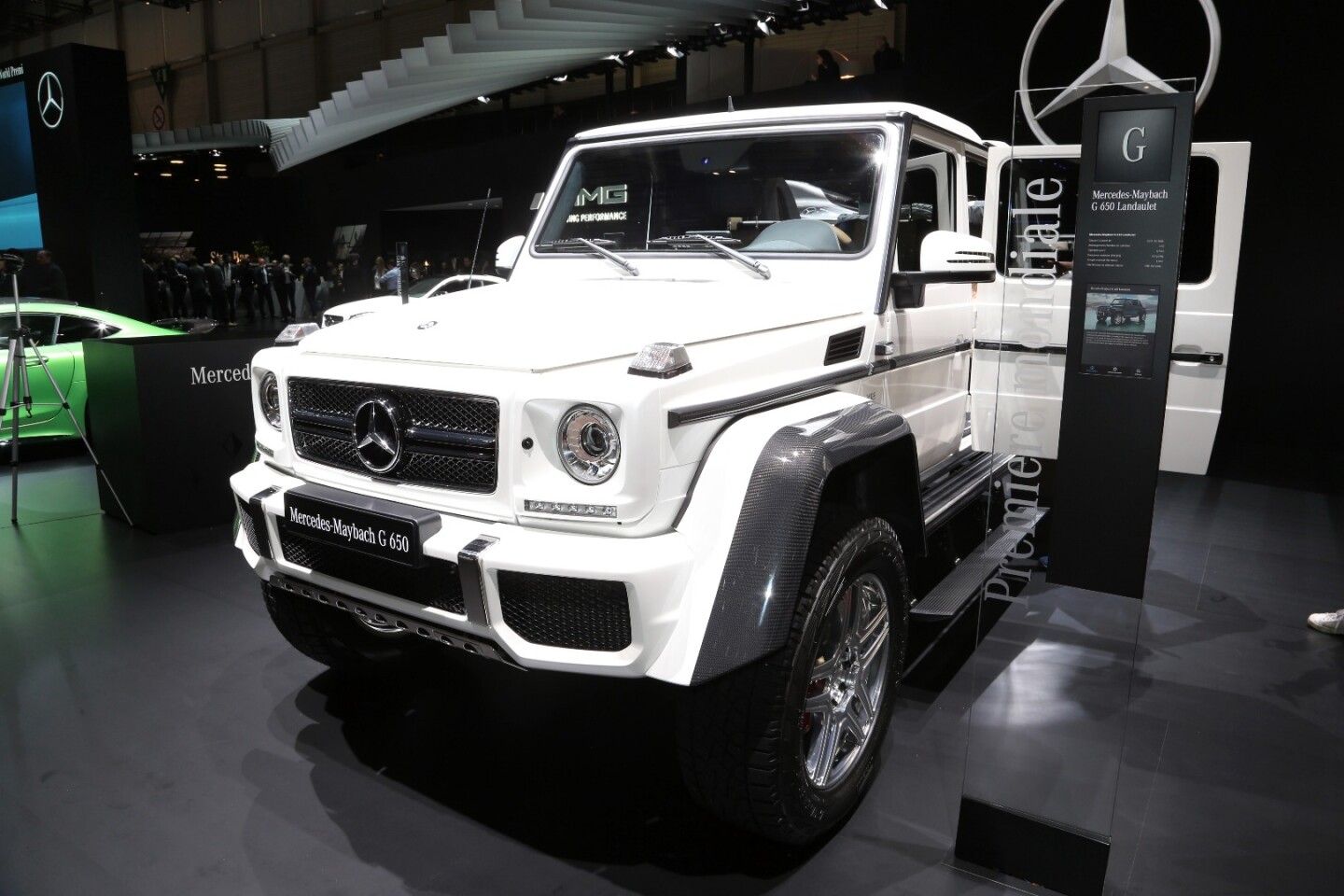 An ultra-premium hardcore off-roader designed to shuttle folks around limousine-style? That about sums up the Maybach G650 Landaulet