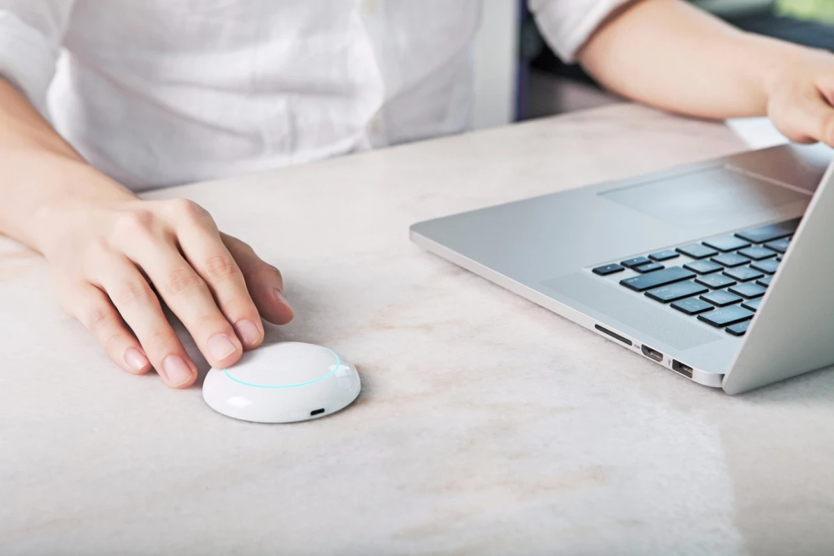 When pressed, the Saent controller launches a distraction-free work session via an accompanying app on the user's computer