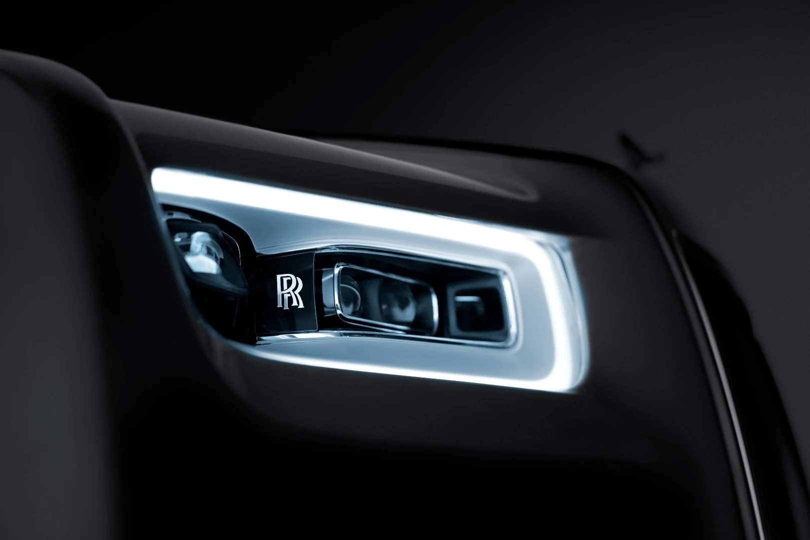 The RR motif is embedded in the headlights of the new Phantom