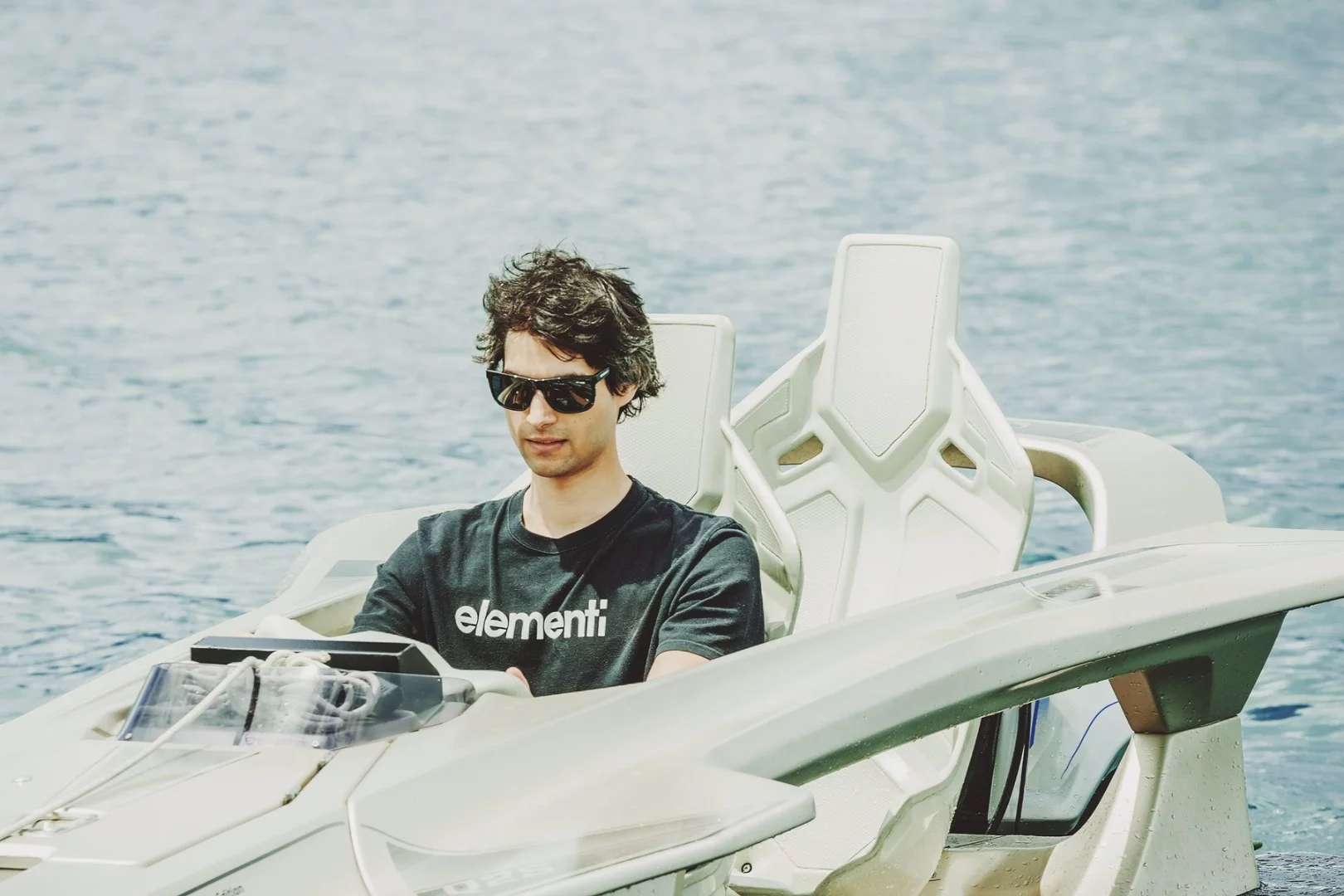 Quadrofoil says the Q2 has "a high‐end ergonomic cockpit"