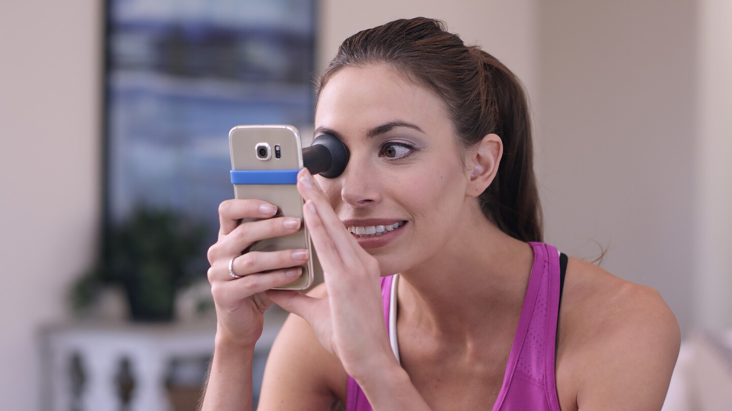 Portable vision testing kit puts an eye doctor in your smartphone