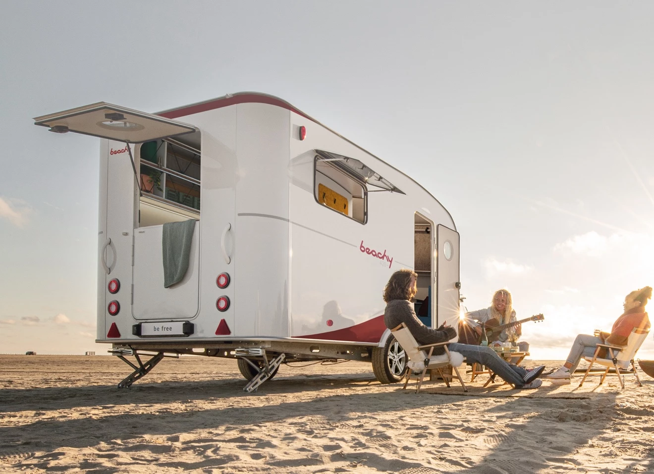 Hobby further grows its distinctive Beachy lineup with the transforming 420+ trailer