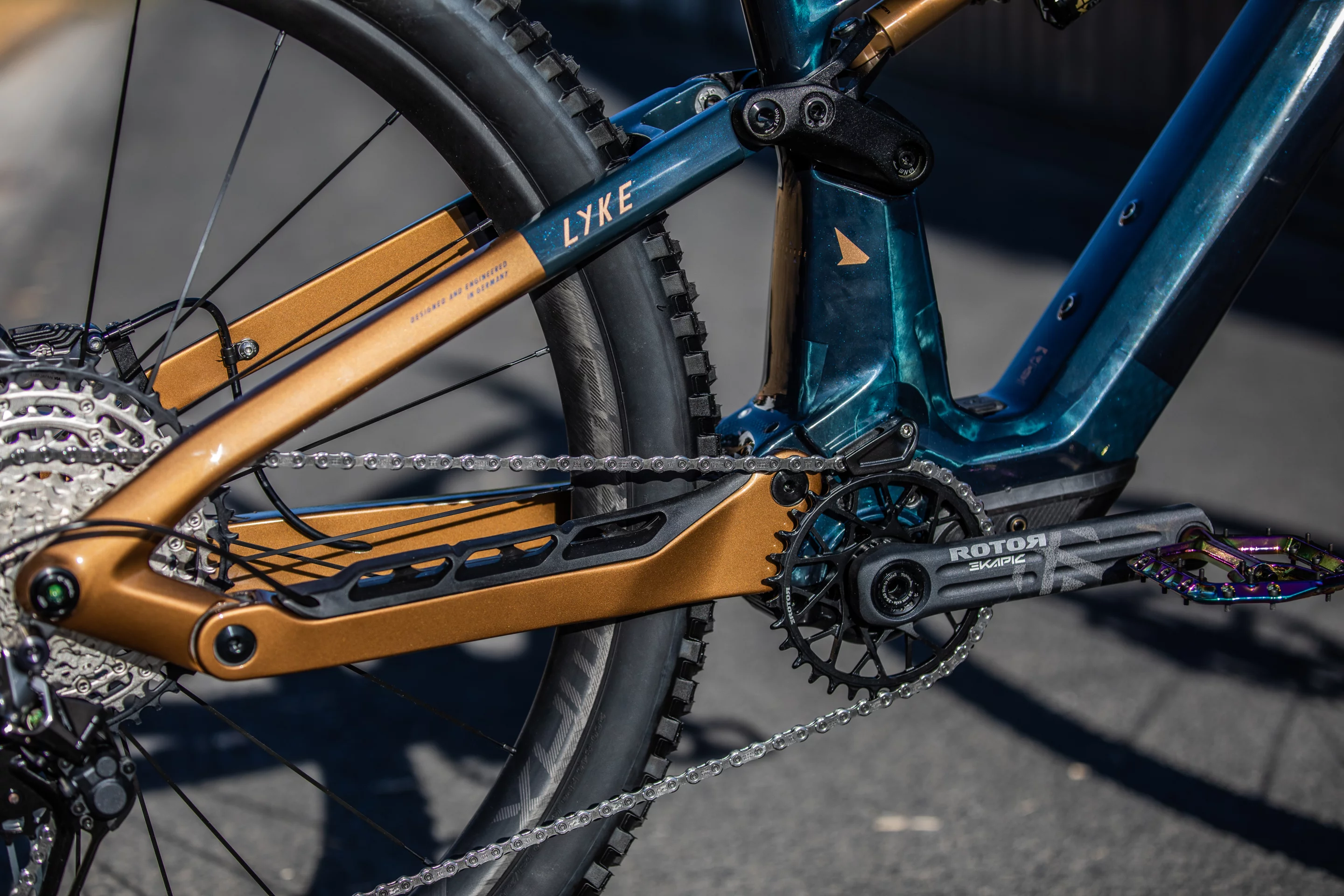 The 1 x 12 drivetrain consists of a Shimano XT lever, XTR derailleur, XT chain a 10-51T XT cassette