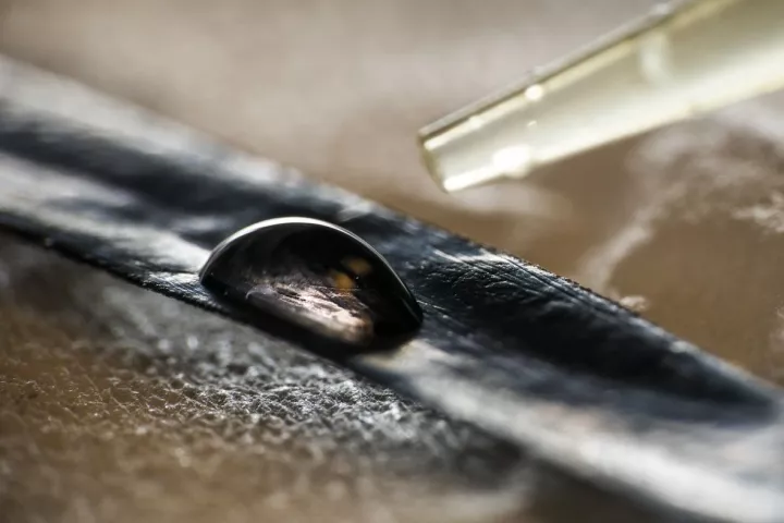 The artificial muscle consists of polymer material, into which the researchers have integrated enzymes that burn the glucose for energy the same as a biological muscle does