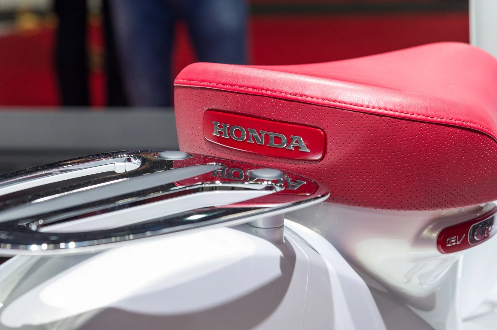 The single-seater Honda EV-Cub concept sports a chrome rack behind the seat