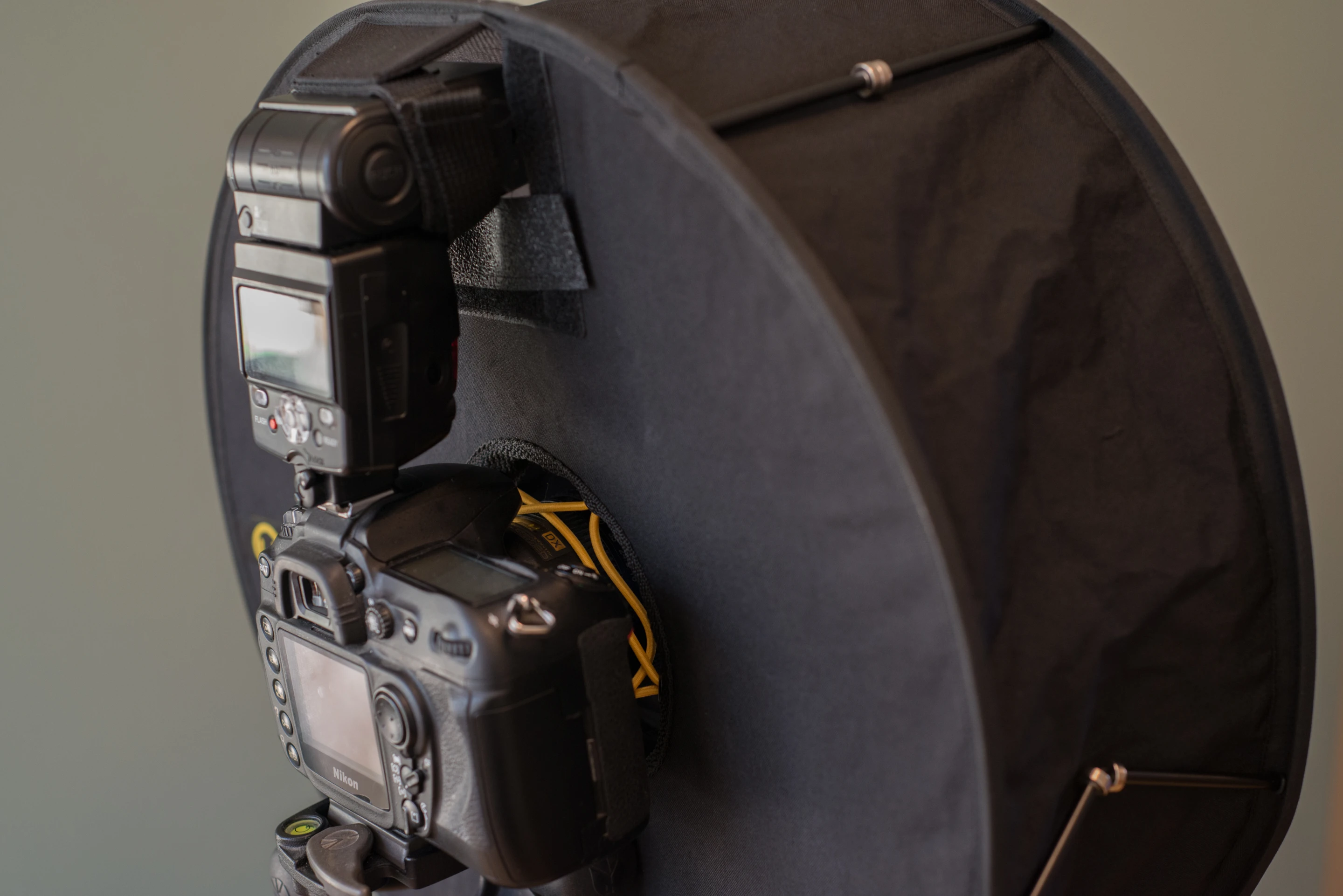 The RoundFlash Ring is easy to set up (Photo: Simon Crisp/Gizmag.com)