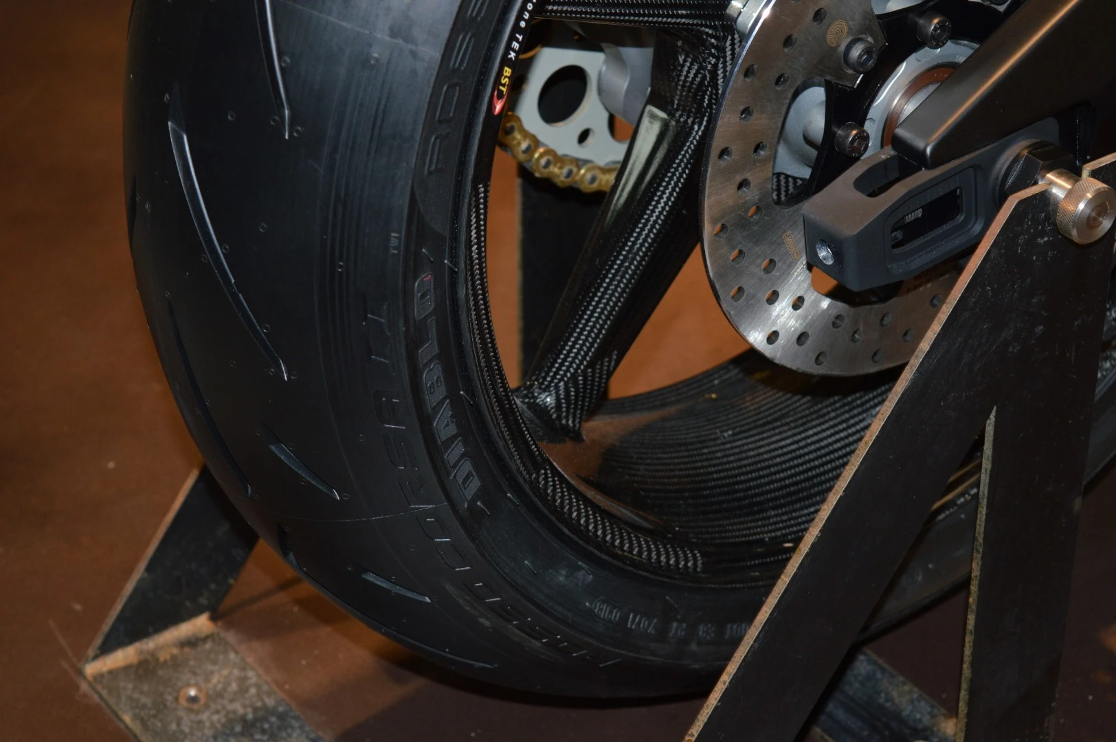 Tasty carbon rims - the least you'd expect for the price