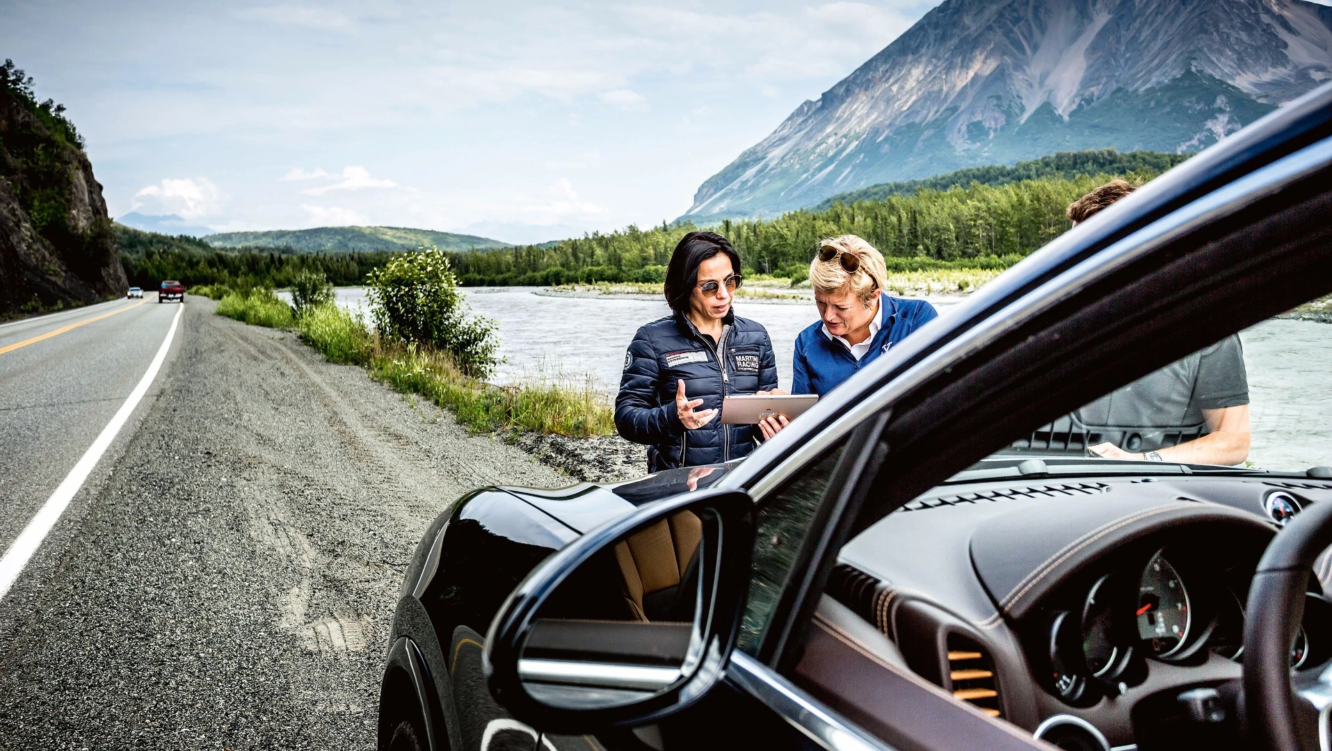 Porsche World Expedition 2018: Catja Wiedernmann, Director of the Porsche Driving Experience with Expedition leader Annette Loftus