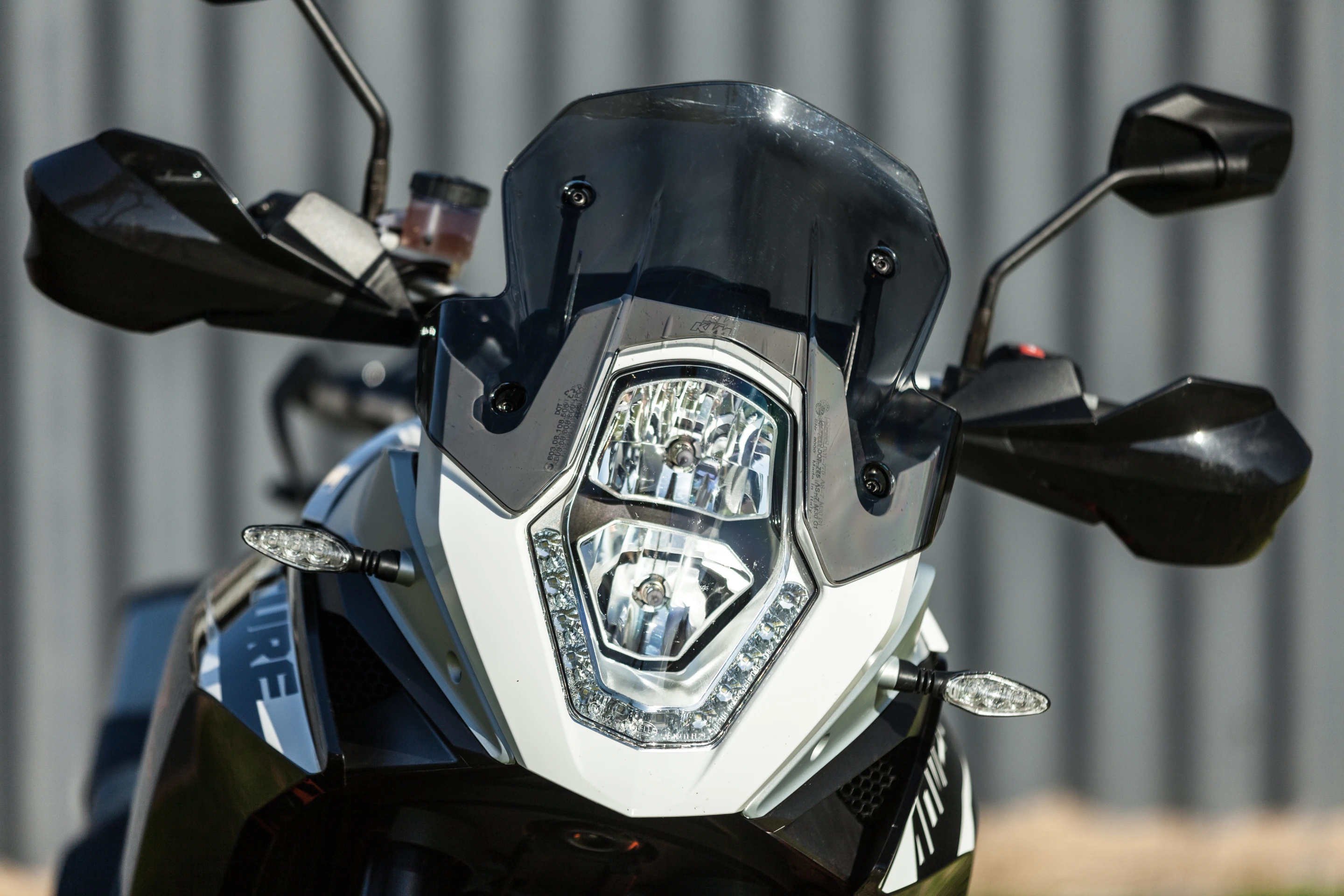 KTM Adventure 1190 R: strong headlight and LED running lights (Photo: Gizmag/Loz Blain)
