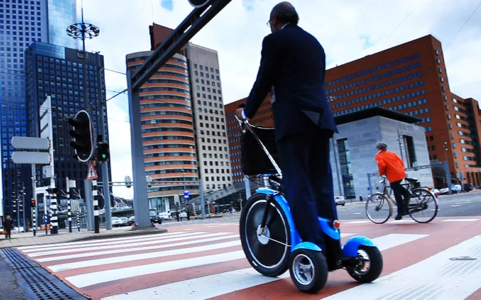 Qugo features a patented construction that offers a flexible and smooth ride, which according to the makers is “like skiing on the road”