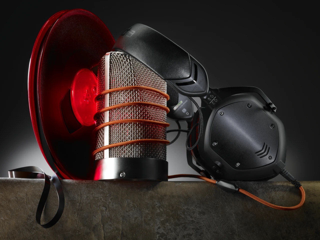 The V-MODA's M-Class (Modern Audiophile) sound signature is claimed to provide precision bass, vivid mids and crystal clear ultra wide highs across an immersive 3D soundstage