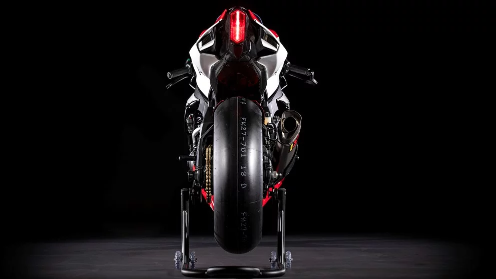 Yamaha YZF-R1 GYTR "20th Anniversary": soft Bridgestone slicks at both ends