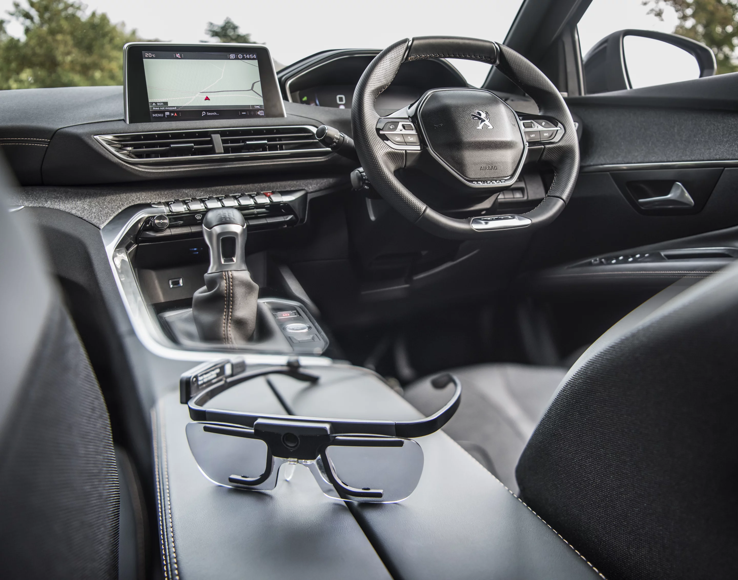 To monitor the eyes of drivers, Peugeot fitted them with Tobii Pro Glasses 2, which use six cameras that track the direction the retina is looking every 0.05 seconds