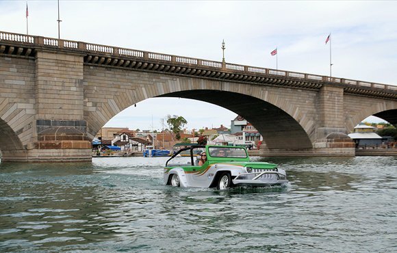 A Panther touring London Bridge in Lake Havasu City, Arizona (Photo: WaterCar)