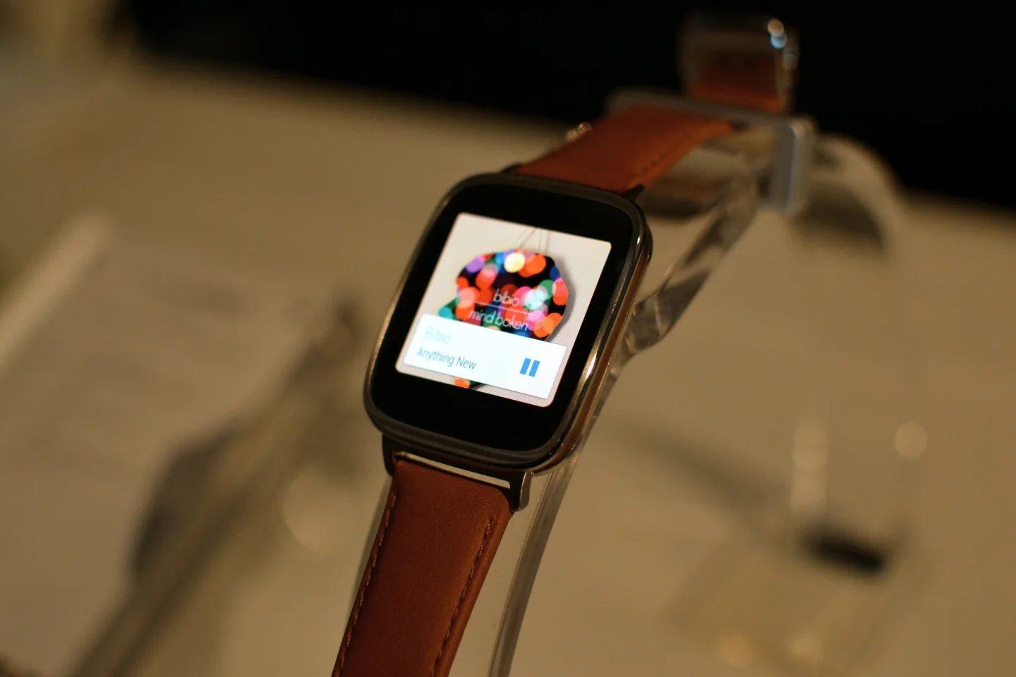 The ZenWatch measures 39.8 x 50.6 x 7.9 mm and tips the scales at 75 g (Photo: Paul Ridden/Gizmag)