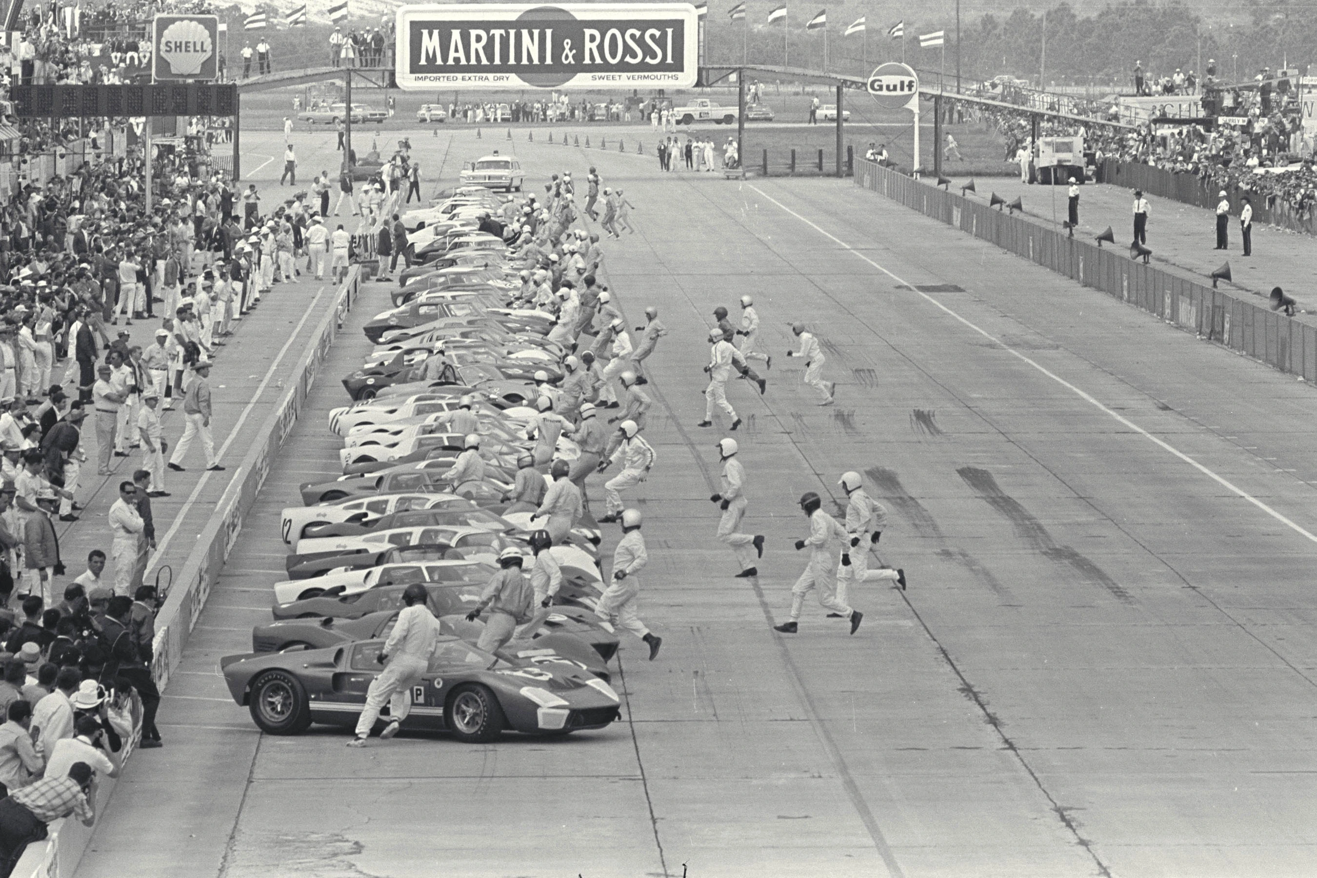 The beginning of the Le Mans 24 Hour with the GT40 on pole
