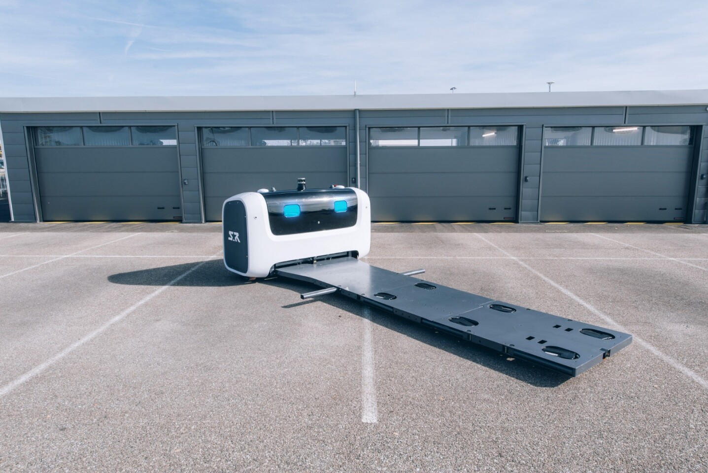 The Stan robot sans car - features a large pickup platform