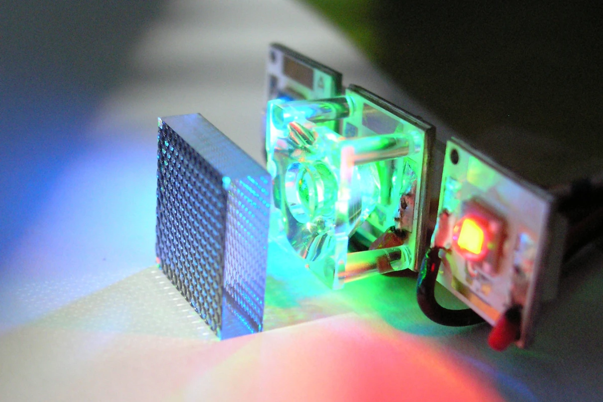 The Fraunhofer smartphone projector actually consists of an array of 200 microprojectors