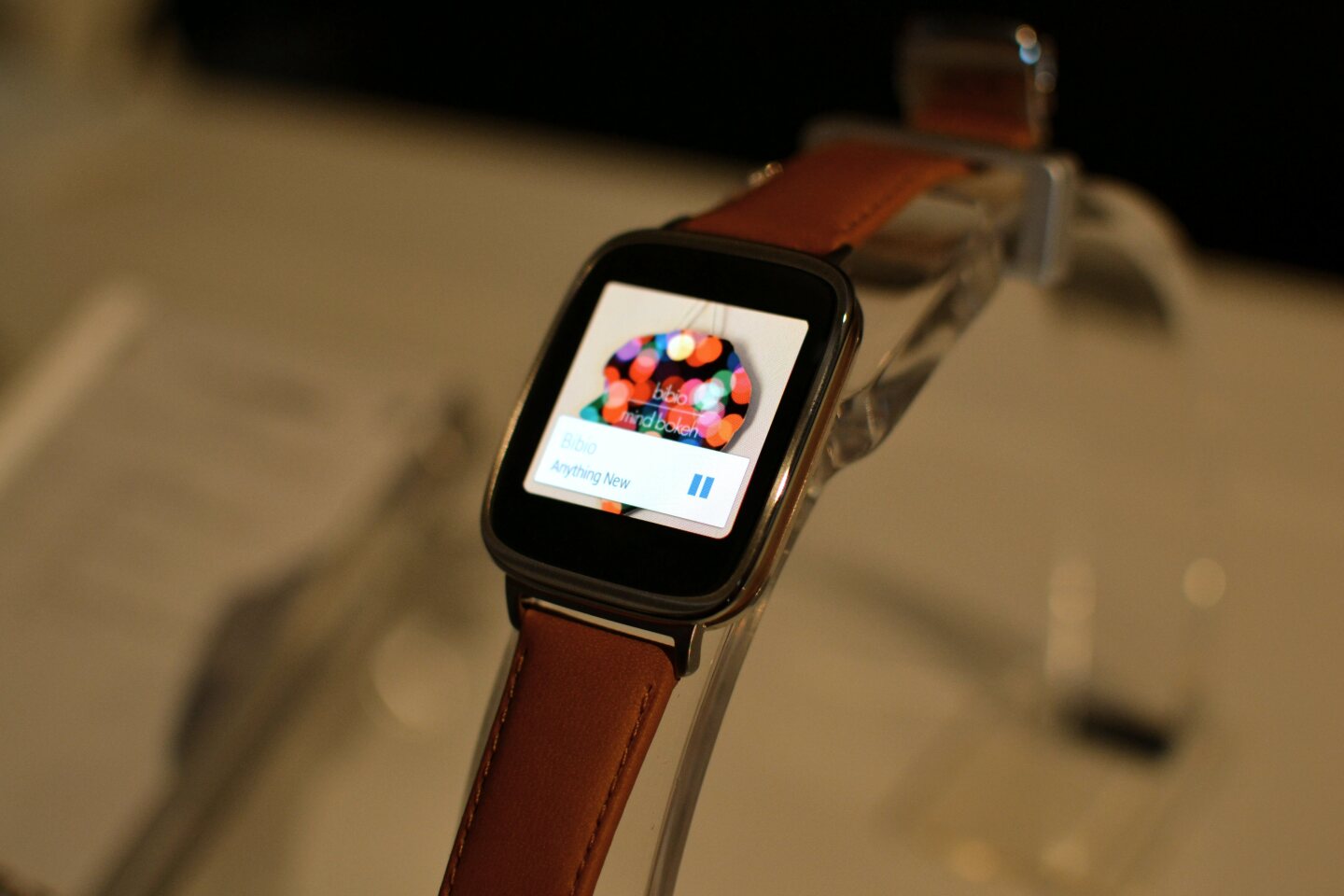 The ZenWatch measures 39.8 x 50.6 x 7.9 mm and tips the scales at 75 g (Photo: Paul Ridden/Gizmag)