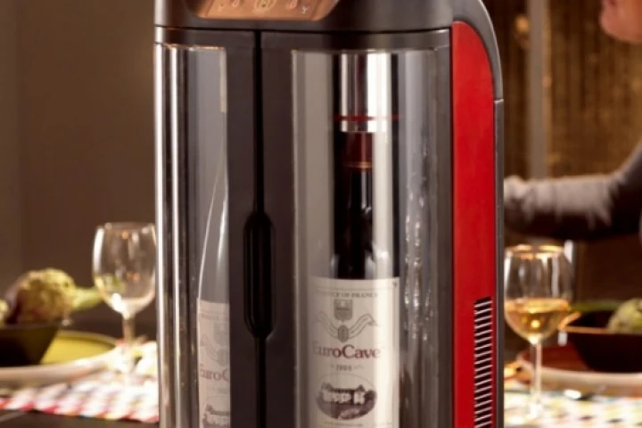 EuroCave's Sowine wine bar preserves your wine at the right temperature for up to ten days.