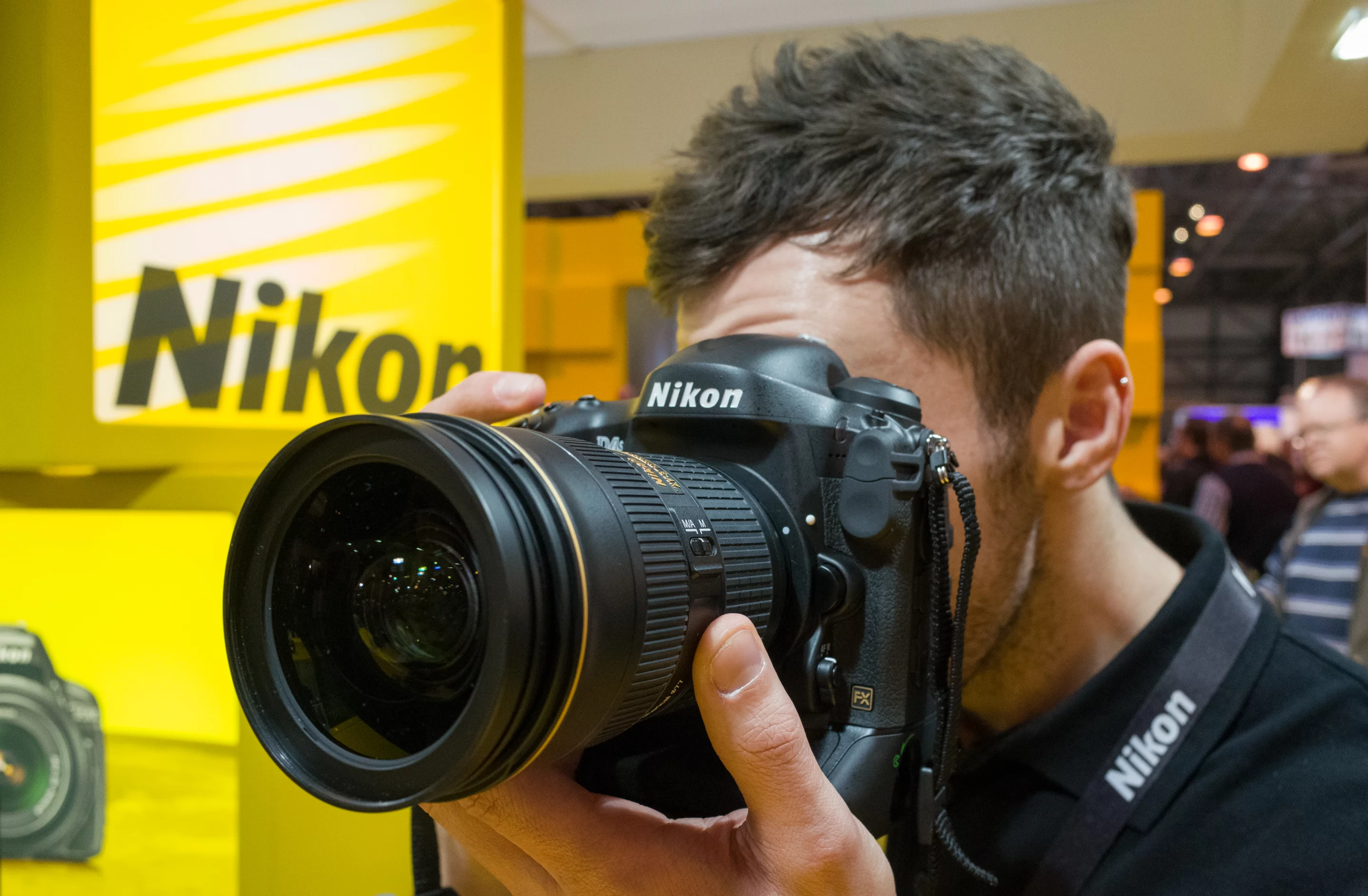 The Nikon D4S has gained a Group AF mode, which uses five AF points (the four surrounding one selected by the user) to improve tracking moving subject
