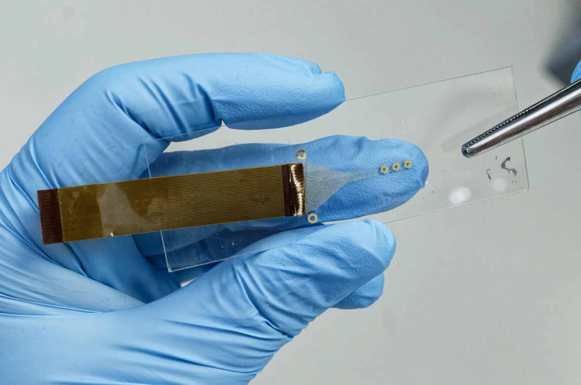 The device is thinner than a hair and designed to be placed in between the layers of the colon