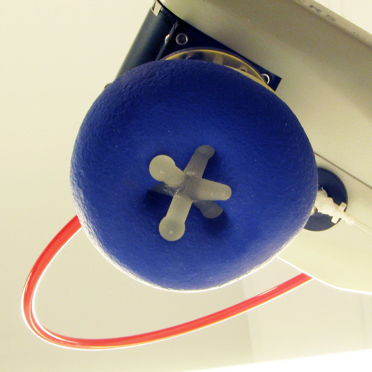 The universal gripper picks up a jack (Image: John Amend, Cornell University)