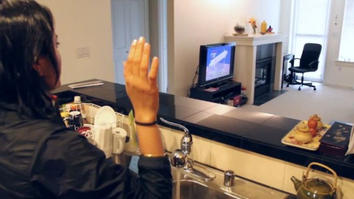 жесты сенсорный экран. управлять с помощью жестов. популярные жесты на черном фоне. управлять с помощью жестов. контроллеры движения leap motion.