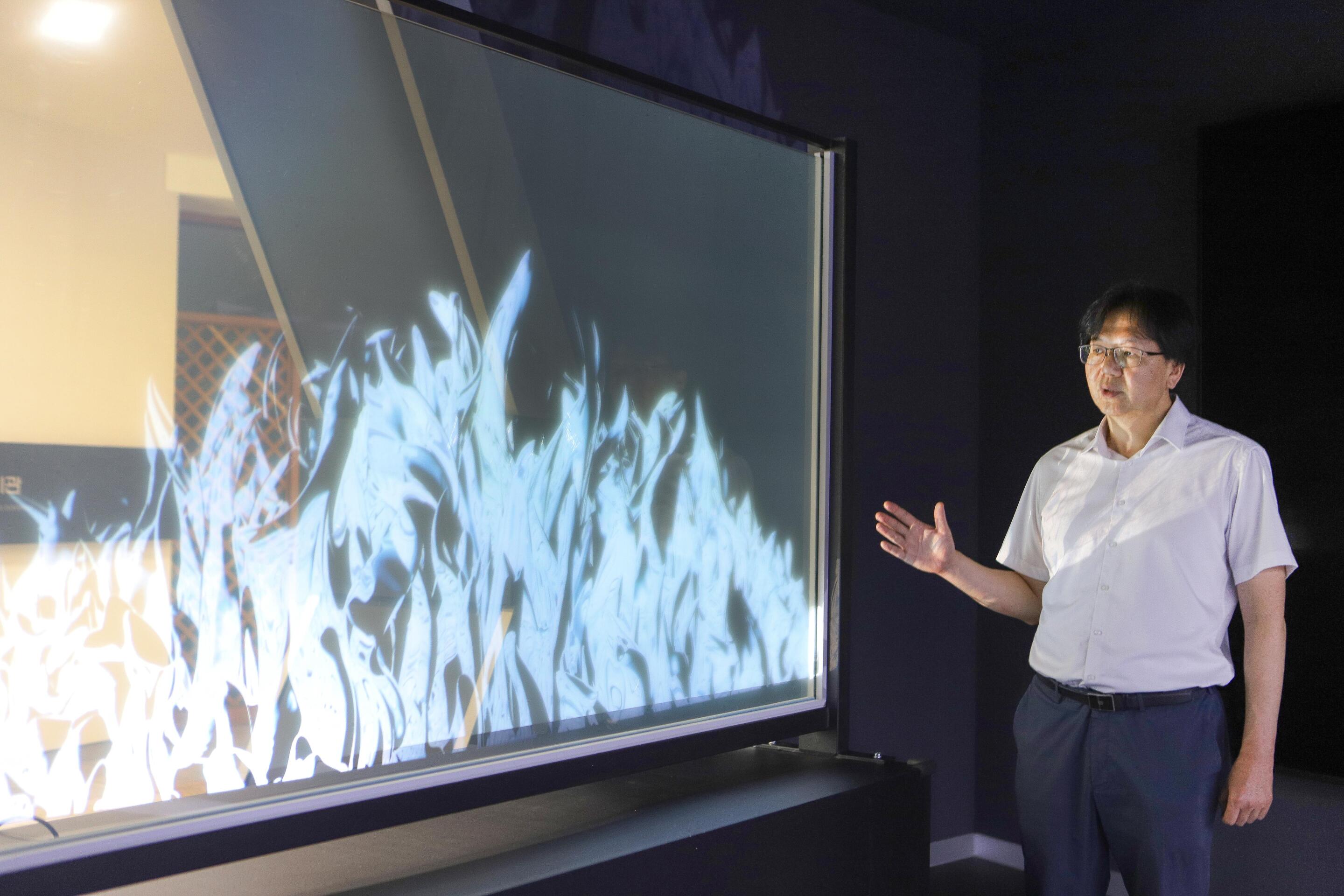 Researchers find cheaper way to mass produce large transparent screens