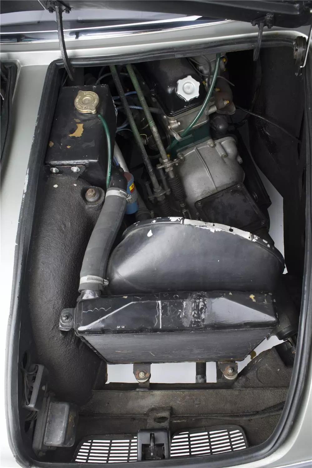 The rear compartment of the Pf-X housed a small luggage compartment and the engine