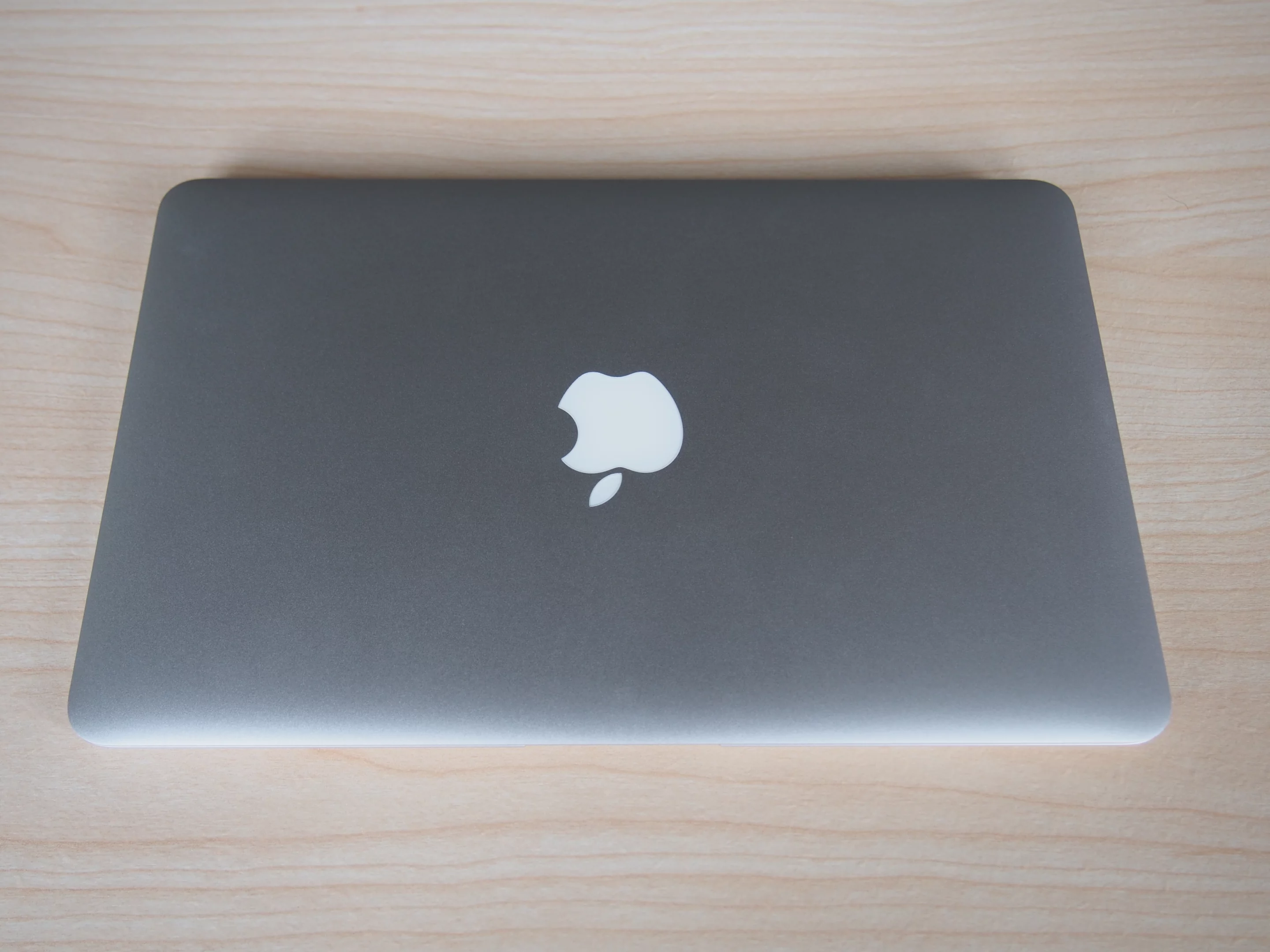 The 11-inch MacBook Air still weighs 2.38 lb (1.08 kg), and measures 11.8 × 7.56 × 0.11 to 0.68 inches (300 x 192 x 3 to 17 mm)