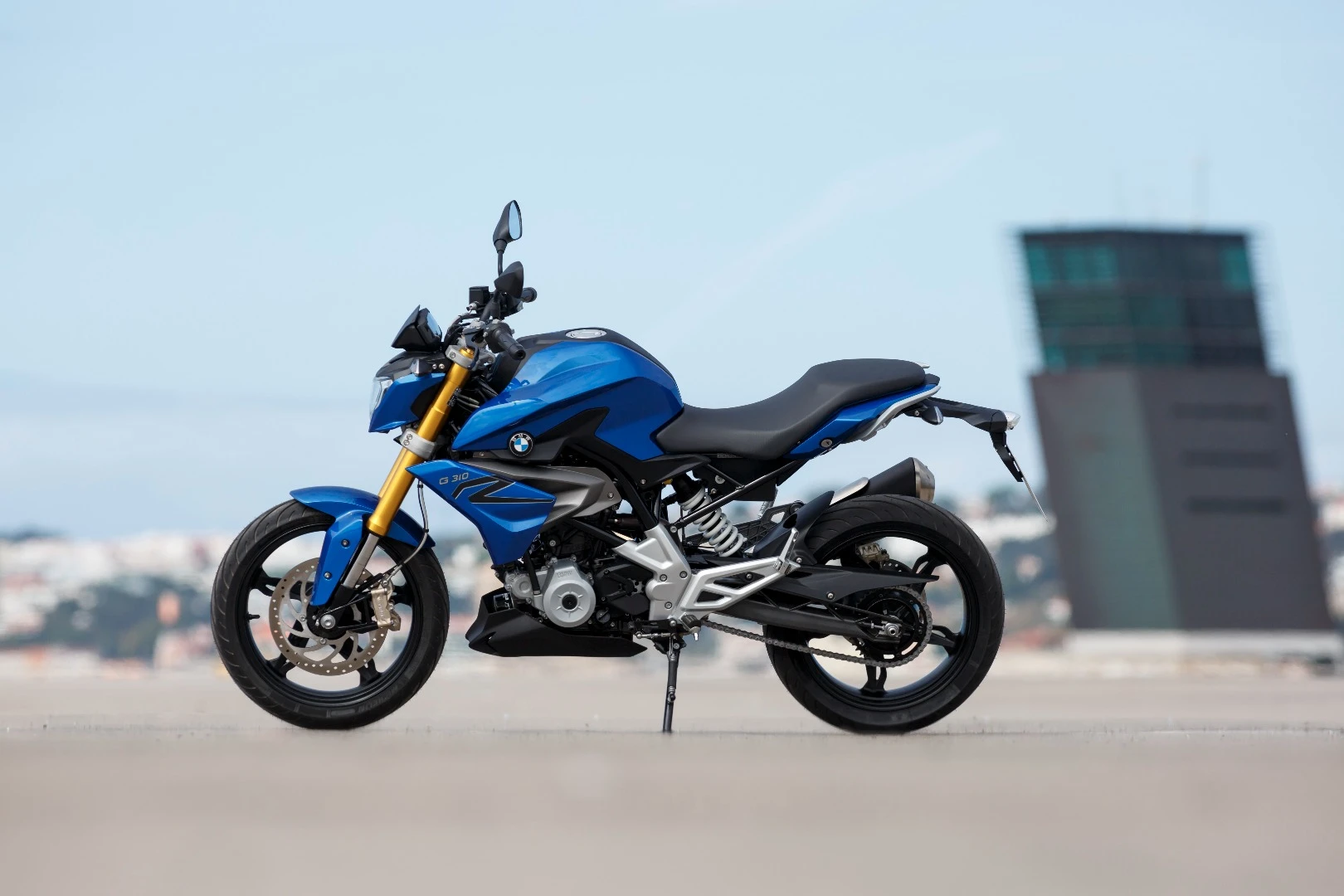 The new BMW G 310 R in blue