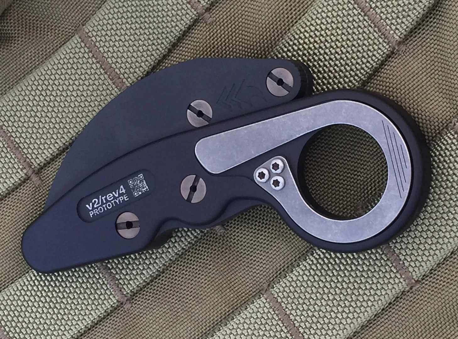 The inventor plans to sell the Morphing Karambit for US$650, but first off he's running a Kickstarter campaign to fund production