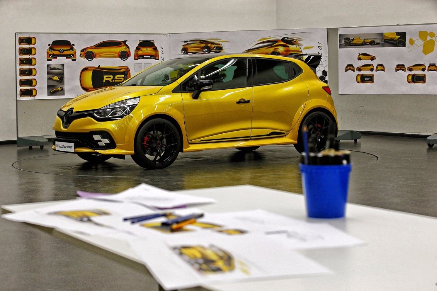 The yellow and black color scheme of the Clio R.S. 16 has been pulled over from the Renault F1 team