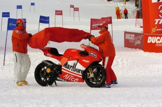 Loris Capirossi and Sete Gibernau unveil the new machine