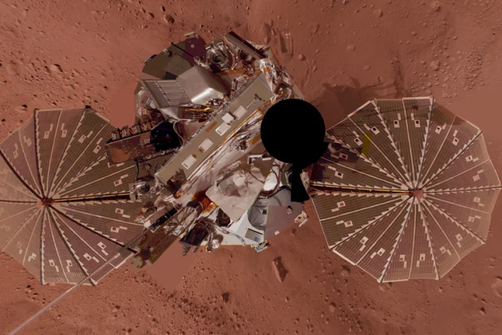Phoenix Lander self portrait - a vertical projection combining hundreds of exposures taken by the lander's Surface Stereo Imager camera (Image: NASA/JPL-Caltech/University Arizona/Texas A&M University)