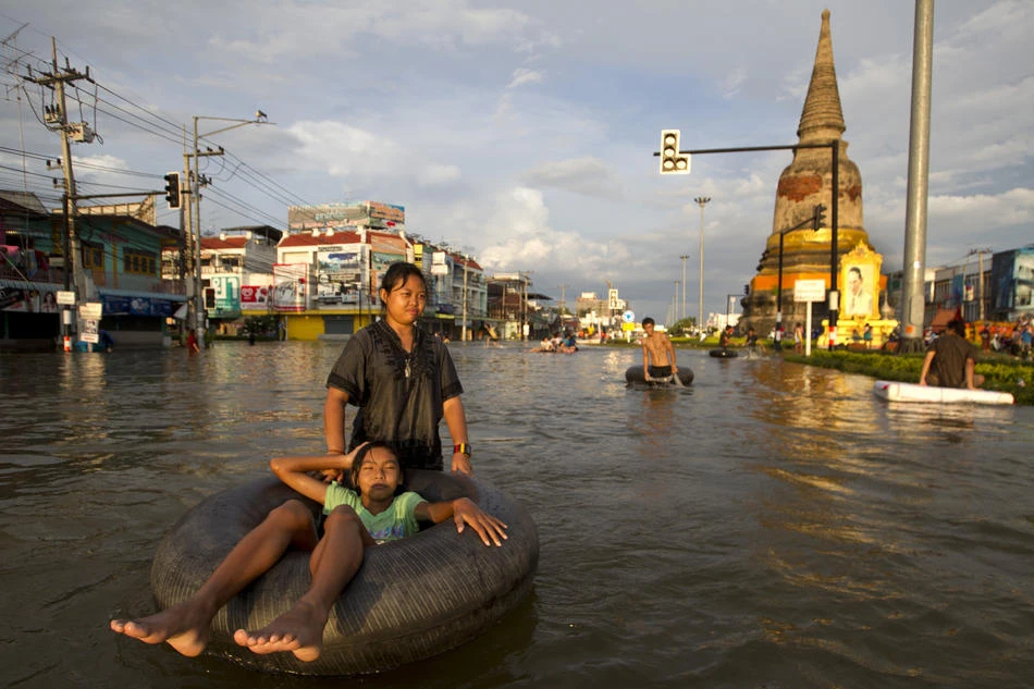 Reisdents of Ayutthaya put inner tubes to good use during the 2011 flooding (Photo: Daniel Julie)