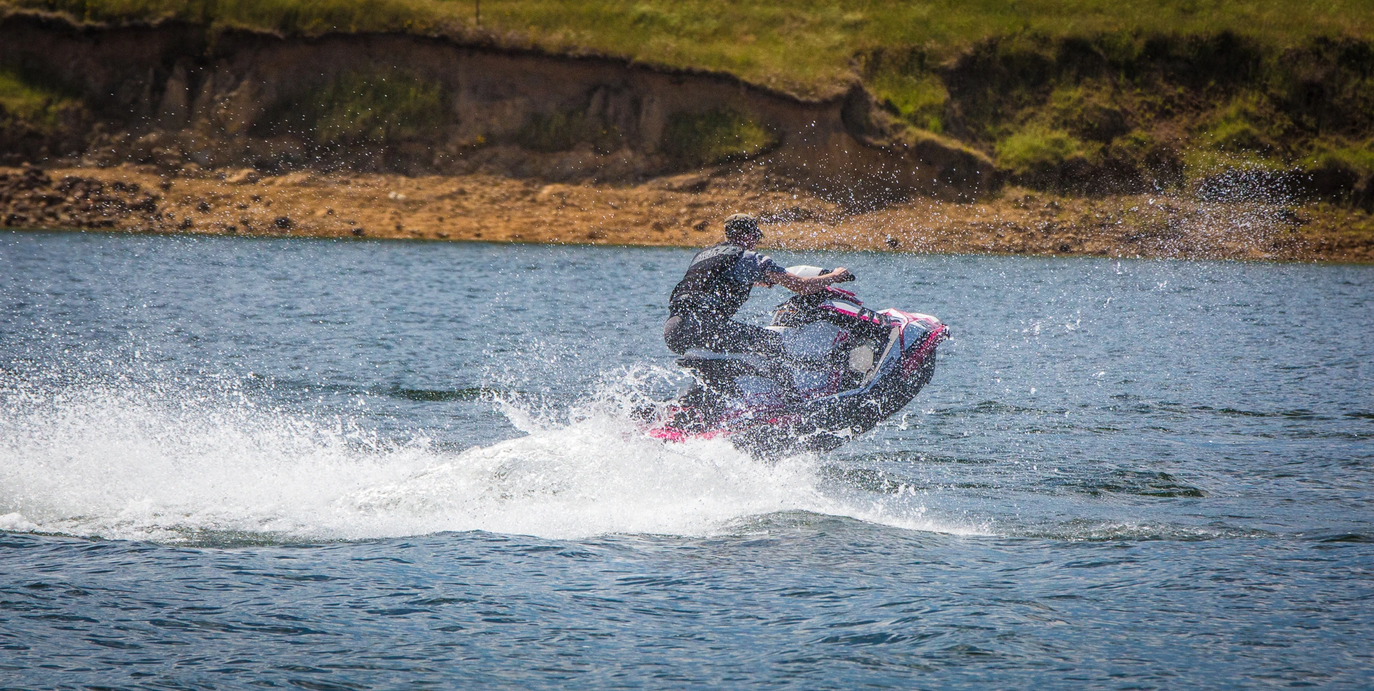 Gizmag editor Noel McKeegan throws the Sea-Doo Spark around (Photo: Loz Blain/Gizmag.com)