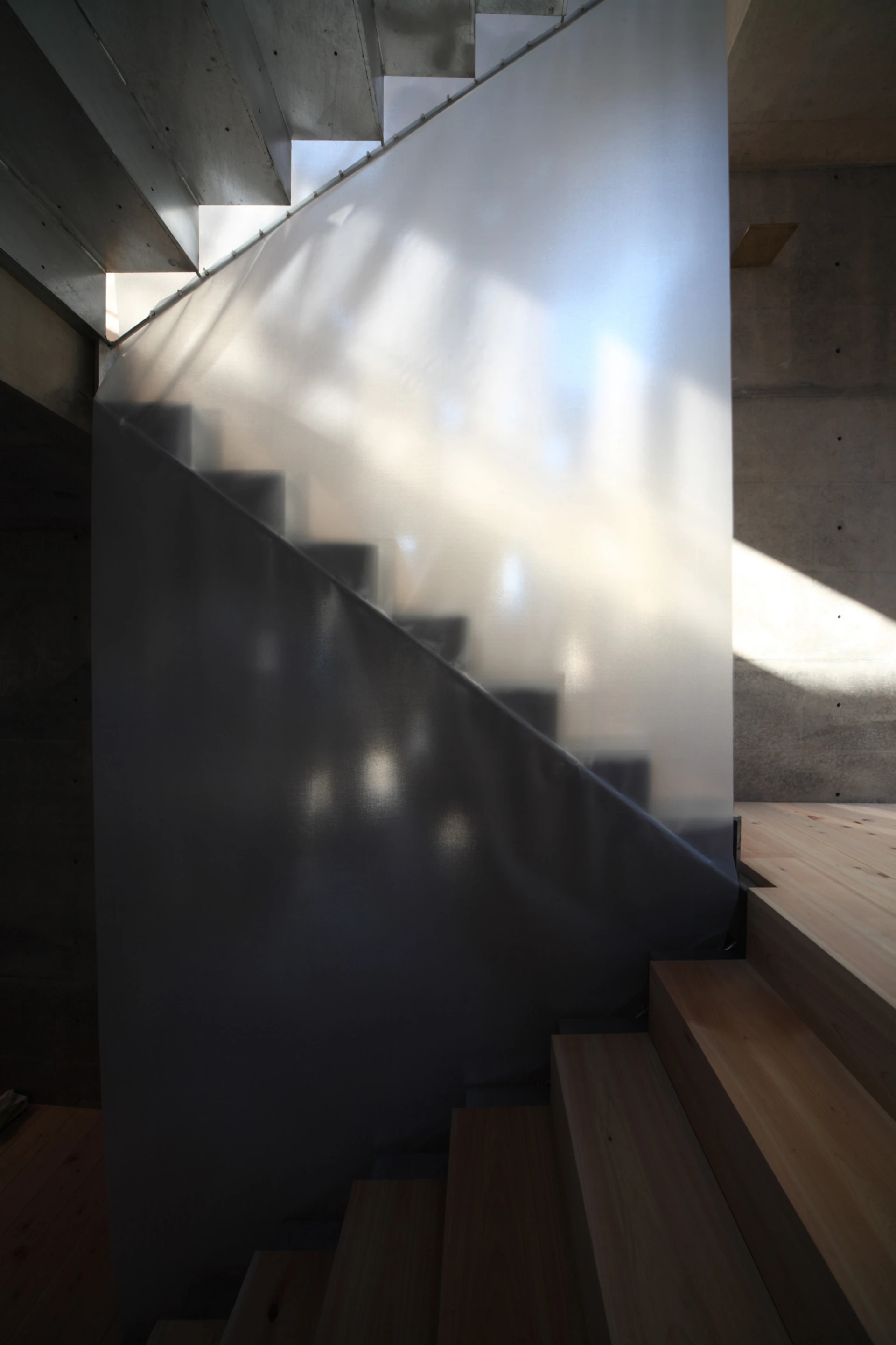 A partly-open staircase offers access to each level (Photo: Ohno Shigeru)