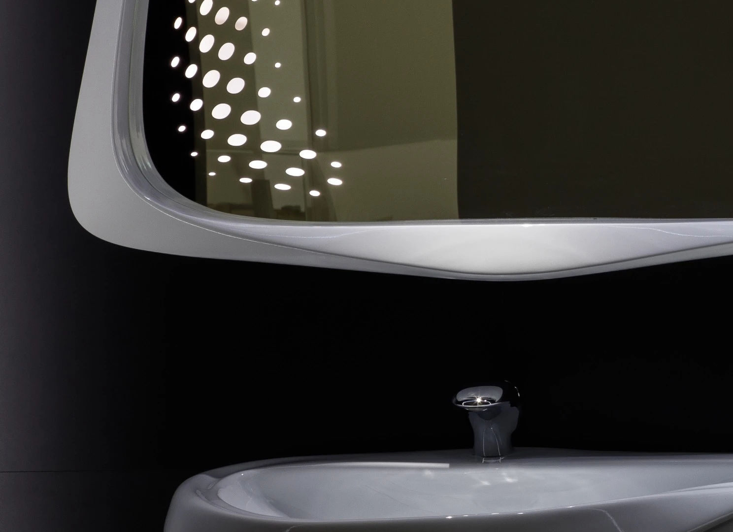 Each piece features Hadid's signature curves and fluid lines, but the bathtub, mirror set, toilet and bidet really capture her style perfectly