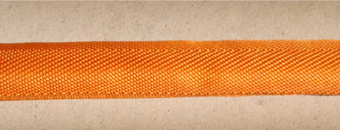 The lead measures 1.8 m (6 ft) in length and also has D-ring for connecting accessories