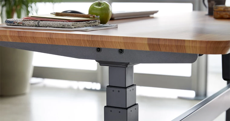 Steel telescoping legs do the heavy lifting