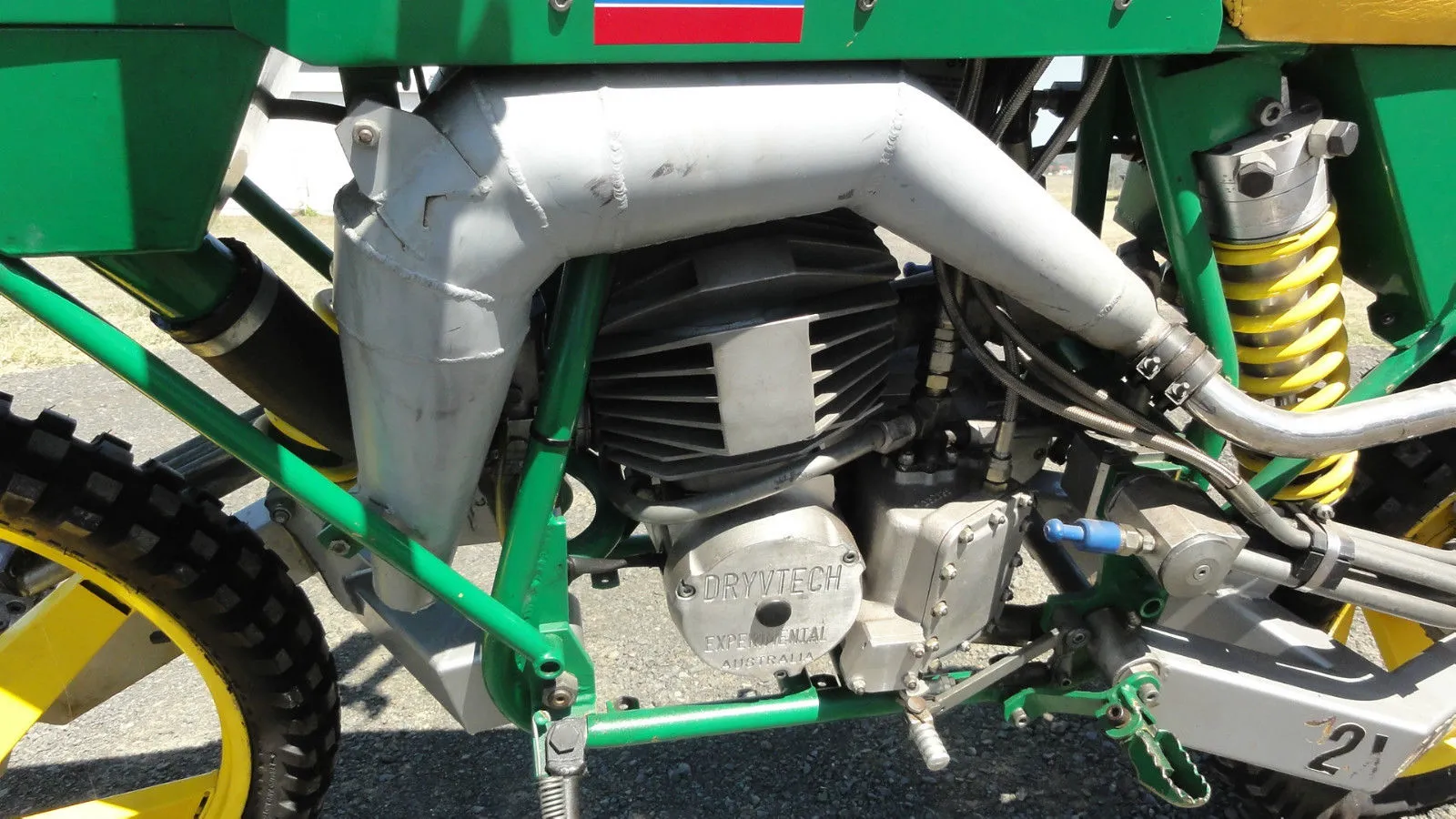 Dryvtech 2x2x2 - concentric pivots and steel tubes push high pressure oil down to the wheel motors