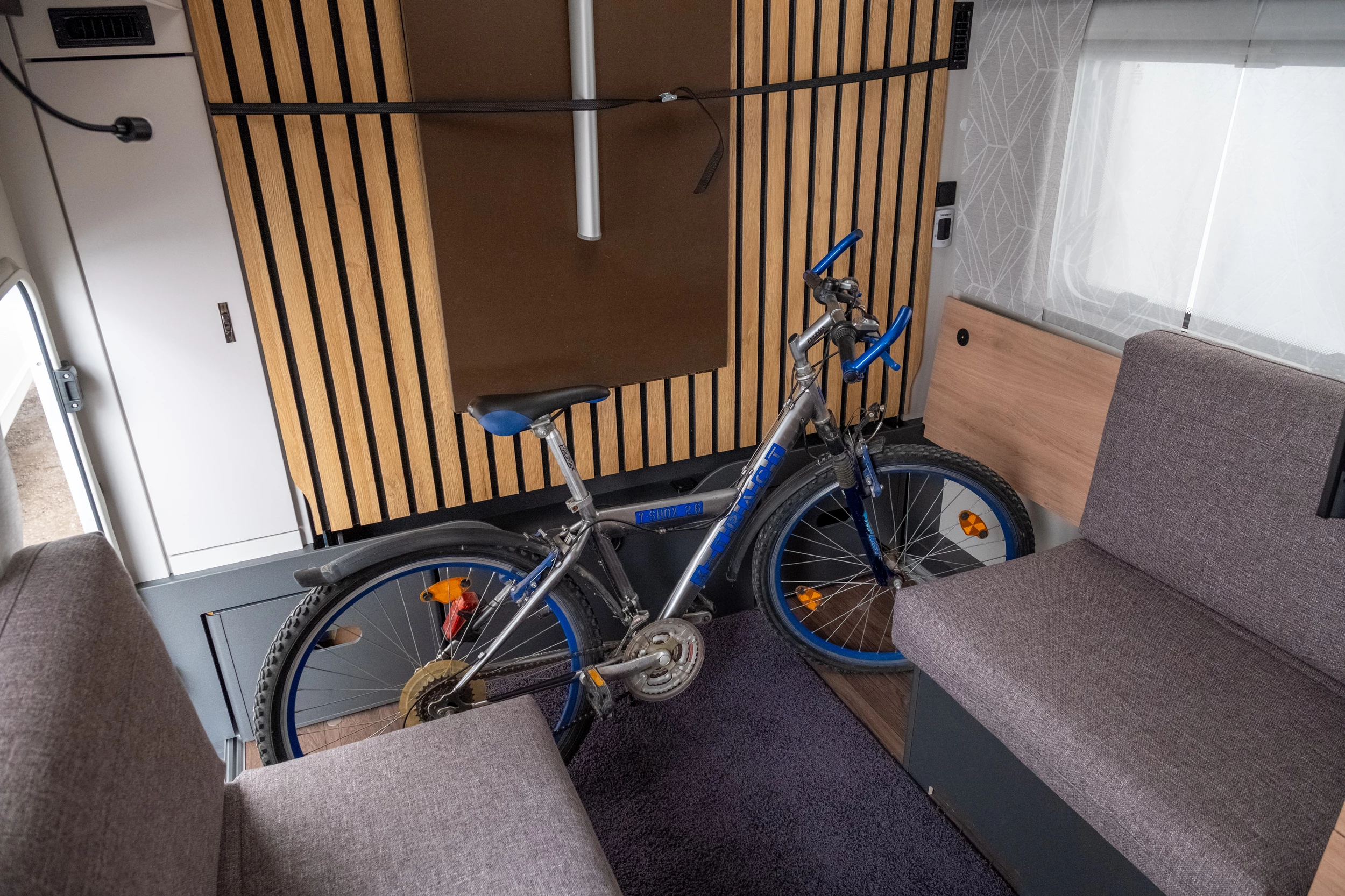 The Yaseo 340 PX lacks the second door of the larger 500 DK but still offers bike storage as part of its transformable lounge
